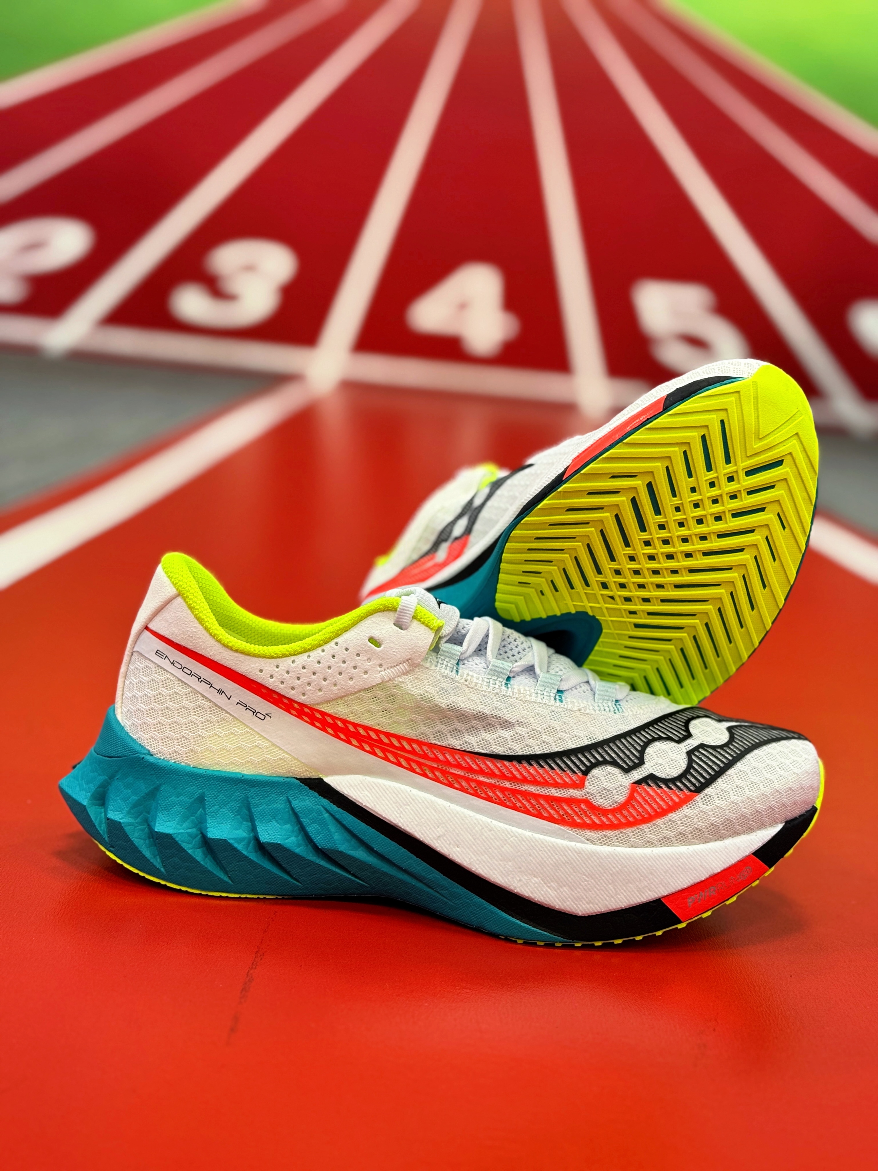 Saucony Endorphin Pro 4 pánské závodní boty s karbonovou deskou pohled 1